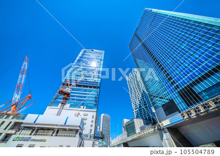 日本の東京都市景観　渋谷駅や渋谷サクラステージSHIBUYAタワーなどのビル群を望む 105504789