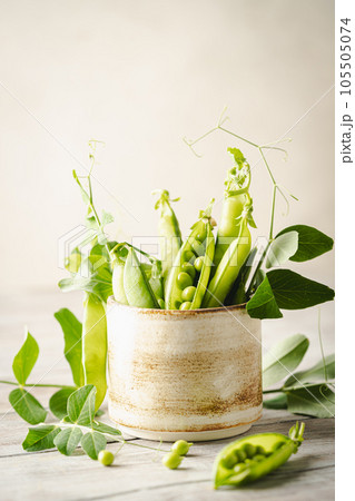 Fresh green peas 105505074