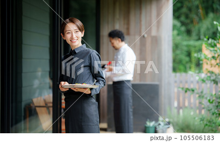 飲食店のテラス席 105506183