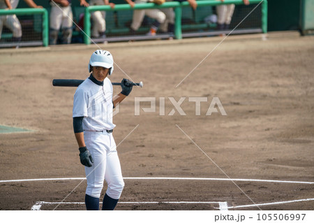 ベンチを見つめてサインを確認するバッター(高校野球) ベンチを見つめてサインを確認するバッター(高校野球) 105506997
