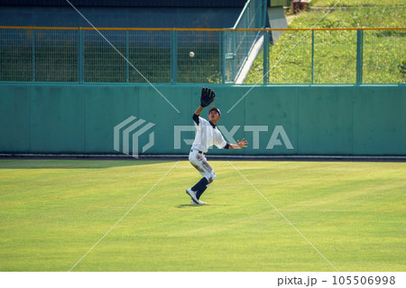 フライをキャッチする外野手 フライをキャッチする外野手 105506998