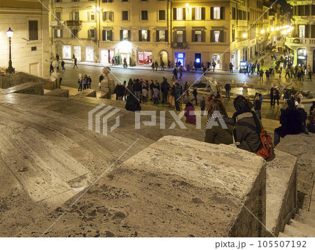 イタリア・ローマ 観光客で賑わう夜のスペイン階段・スペイン広場 / Rome, Italy 105507192
