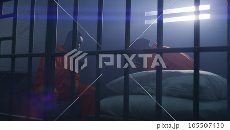 Criminal pushes cellmate and fights in prison cell 105507430