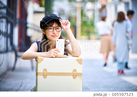 旅行　スマホ　女性　ライフスタイル 105507525