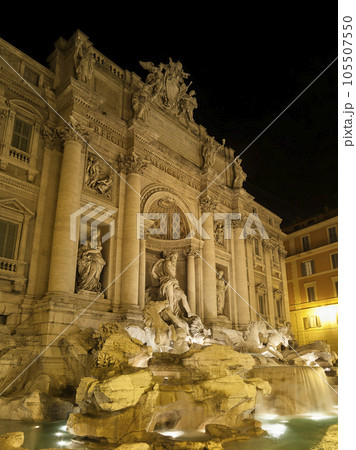 ライトアップされたトレビの泉・夜景 / Trevi fountain, Rome 105507550