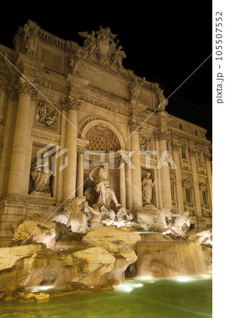 ライトアップされたトレビの泉・夜景 / Trevi fountain, Rome ライトアップされたトレビの泉・夜景 / Trevi fountain, Rome 105507552