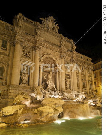 ライトアップされたトレビの泉・夜景 / Trevi fountain, Rome ライトアップされたトレビの泉・夜景 / Trevi fountain, Rome 105507553