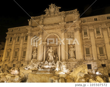 ライトアップされたトレビの泉・夜景 / Trevi fountain, Rome ライトアップされたトレビの泉・夜景 / Trevi fountain, Rome 105507572