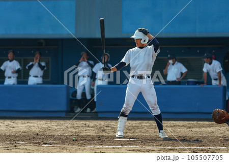 打席で構える左打者（高校野球） 105507705