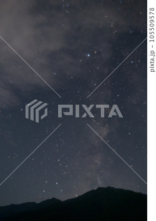 北杜市白州町、南アルプス甲斐駒付近から立上る天の川 北杜市白州町、南アルプス甲斐駒付近から立上る天の川 105509578