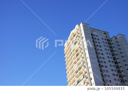 サンパウロのビルと青空　ブラジル 105509835