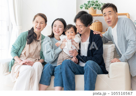 笑顔の三世代家族 105510567