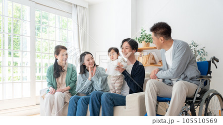 笑顔の三世代家族 笑顔の三世代家族 105510569