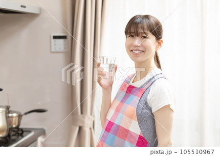 水分補給をする妊婦 105510967