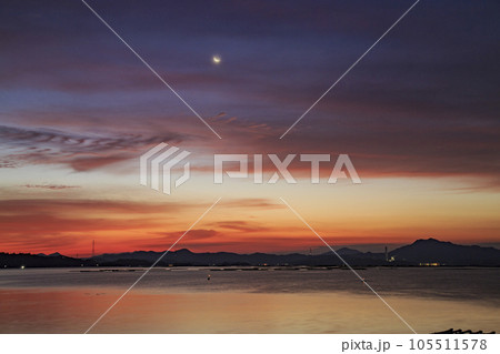 瀬戸内秋の星景 の朝焼け空に昇る有明月 瀬戸内秋の星景 の朝焼け空に昇る有明月 105511578