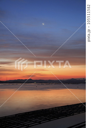瀬戸内秋の星景　の朝焼け空に昇る有明月 105511582