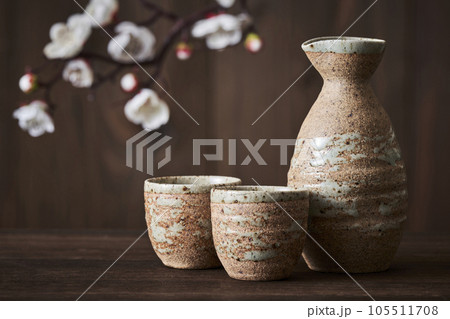 御猪口と徳利　日本酒イメージ　白梅 105511708