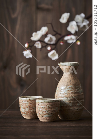御猪口と徳利　日本酒イメージ　白梅 105511712
