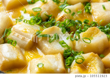 麩(焼き麩)を卵とじする調理シーン。 麩(焼き麩)を卵とじする調理シーン。 105511923