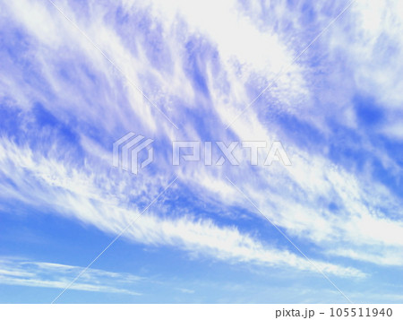 夏から早秋にかけて 青空 スジ雲 夏から早秋にかけて 青空 スジ雲 105511940