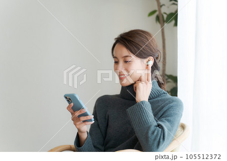 音楽を聴く女性の写真 音楽を聴く女性の写真 105512372