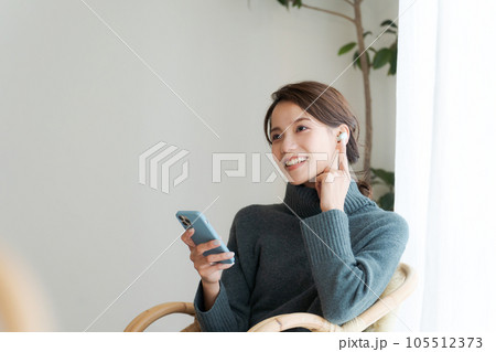 音楽を聴く女性の写真 音楽を聴く女性の写真 105512373