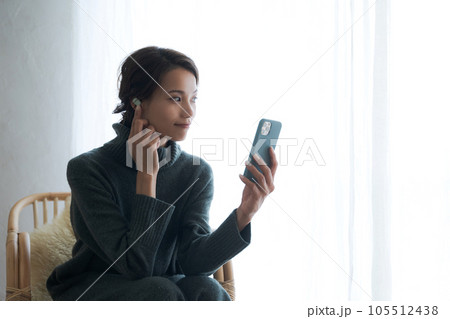 音楽を聴く女性 音楽を聴く女性 105512438