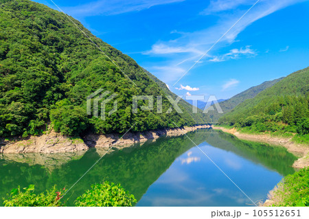 青空と秩父湖の風景 105512651