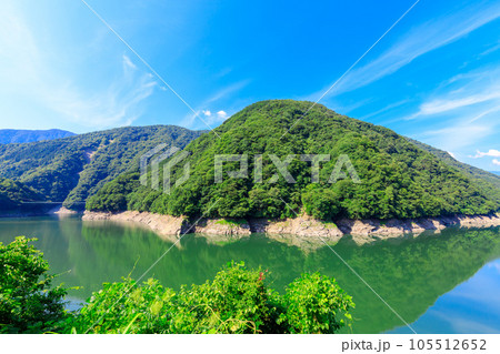 青空と秩父湖の風景 青空と秩父湖の風景 105512652