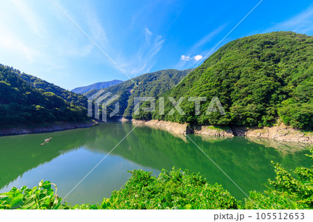 青空と秩父湖の風景 青空と秩父湖の風景 105512653