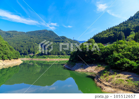 大洞川吊り橋から望む秩父湖の景色 105512657