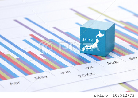 日本地図が描かれたブロックとビジネスチャート 日本地図が描かれたブロックとビジネスチャート 105512773