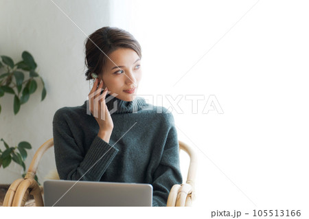 ノートパソコンを使う女性 105513166