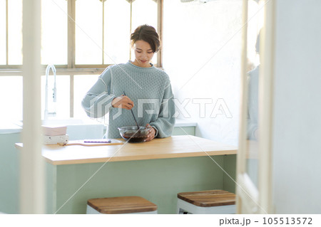お菓子を作る女性 105513572