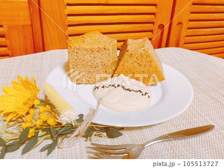 お皿に盛り付けられた紅茶のシフォンケーキ 105513727