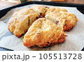 焼きたてのチョコチップスコーン 105513728