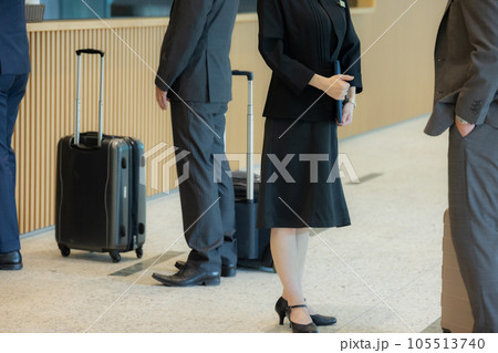 ロビーで受付をするビジネスマン　 105513740