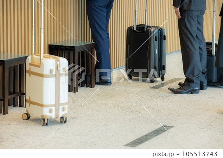 ロビーで受付をするビジネスマン　 105513743