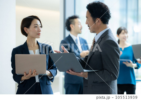 ビジネスシーン ビジネスシーン 105513939