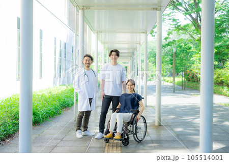 車椅子に乗る患者と医師 105514001
