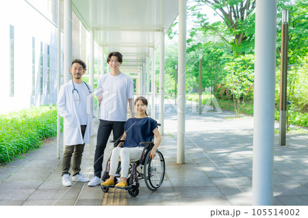 車椅子に乗る患者と医師 105514002