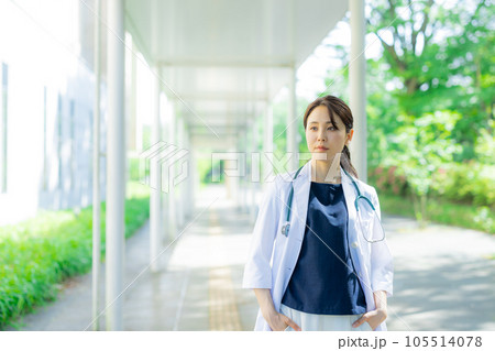 白衣の女性　　　 105514078