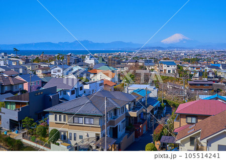神奈川県藤沢市の富士見坂付近から西側の街並み(片瀬山,片瀬,富士山,丹沢山地など)を見る 神奈川県藤沢市の富士見坂付近から西側の街並み(片瀬山,片瀬,富士山,丹沢山地など)を見る 105514241