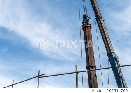 解体工事現場　建物解体後の杭抜き工事 105514766