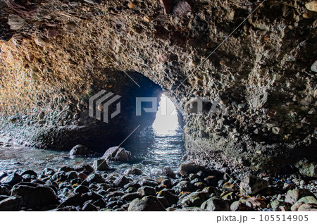 石見畳ヶ浦の賽の河原洞窟　島根県浜田市 105514905