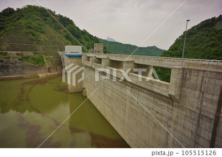 広神ダムの堤体と折中湖 広神ダムの堤体と折中湖 105515126
