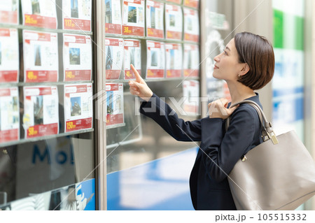 物件を探す女性 105515332