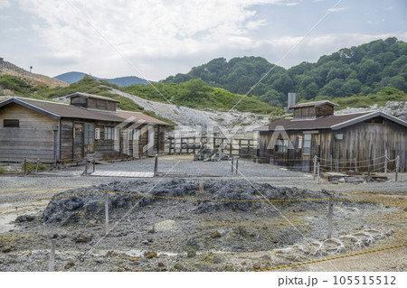 山の麓にある恐山の境内にある浴場の小屋がある風景 105515512