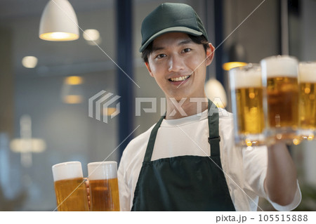 ビールのジョッキを持った若い男性 飲食店 ホールスタッフ イメージ ビールのジョッキを持った若い男性 飲食店 ホールスタッフ イメージ 105515888