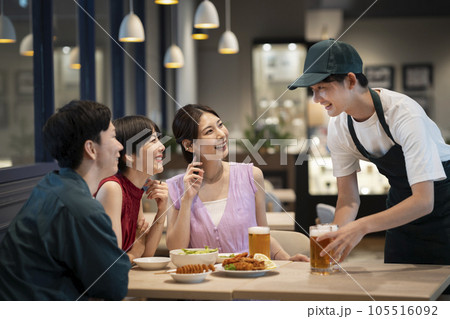 飲食店イメージ 男女のグループ客とホールスタッフ 飲食店イメージ 男女のグループ客とホールスタッフ 105516092
